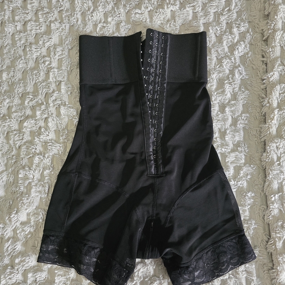High-Waist Black Shaping Shorts with Lace Trim - Picture 9 of 9